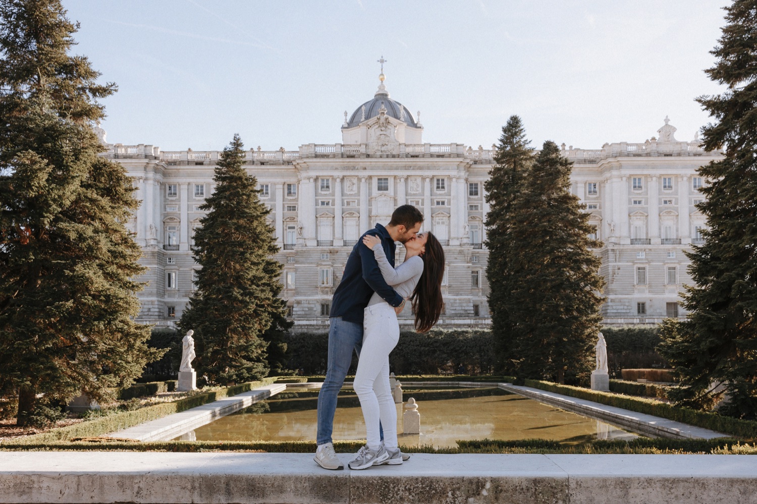 Sesión de pareja en los Jardines de Sabatini en el centro de Madrid