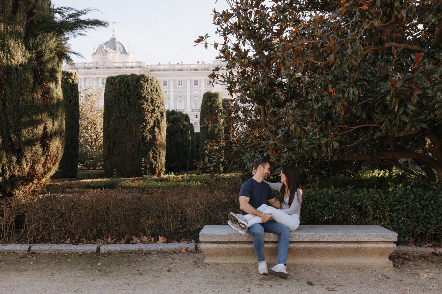 Sesión de pareja en los Jardines de Sabatini en el centro de Madrid